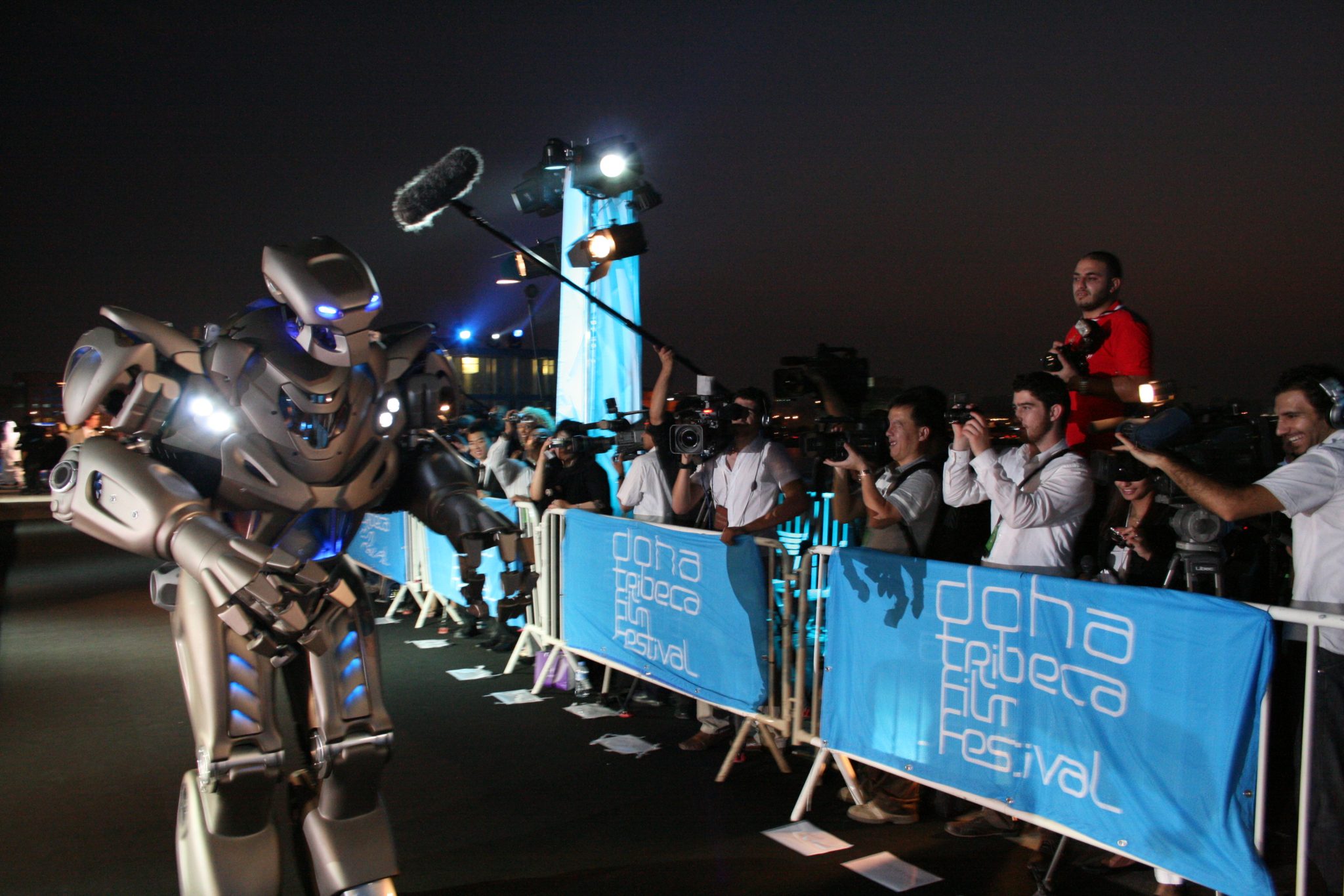 Titan the Robot and the worlds media waiting for Robert de Niro to arrive at the Doha Tribecca Film Festival/.
