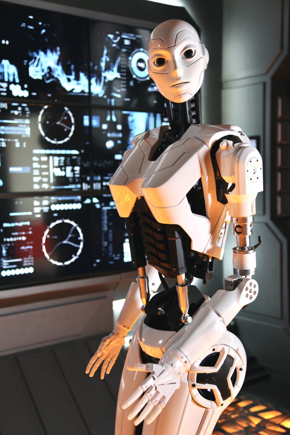 K-na robot in her spaceship by the screen