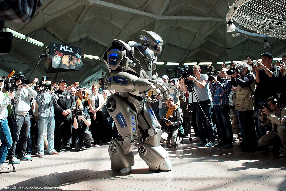 Press and media go crazy for Titan the Robot on his first visit to Moscow, Russia